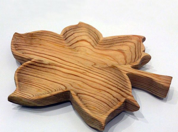 Bandeja de madera con forma de hoja