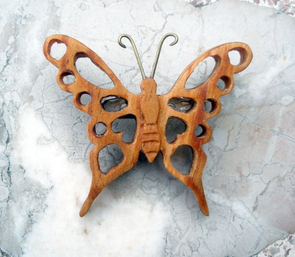 Broche de madera con forma de mariposa